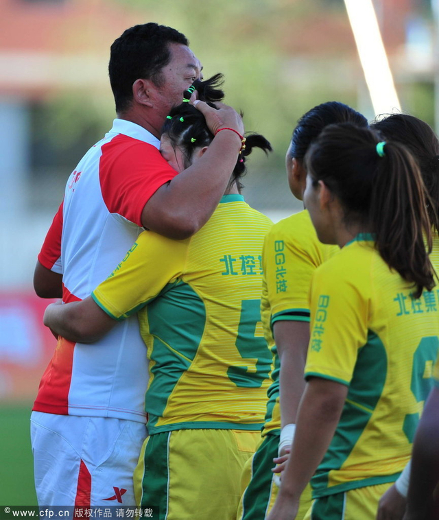 教练上前安慰队员