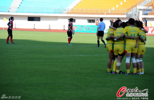 抱在一起拒绝比赛