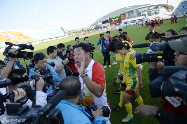 北京队球员在比赛结束后走出场地