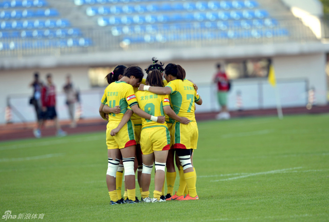 北京队球员围成一圈站在场地中央