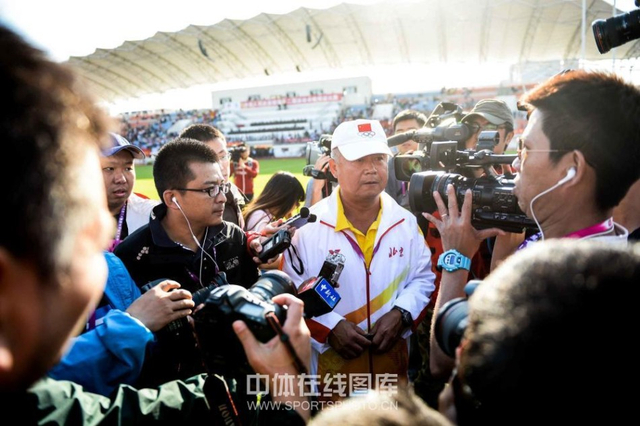 北京教练被媒体包围
