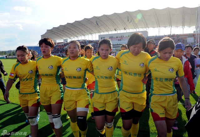 北京女队球员在比赛结束后手挽手走向休息室