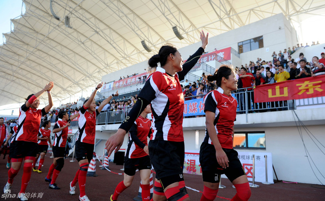 山东队球员在获胜后向球迷致意