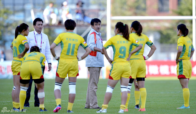 工作人员上前进行劝导