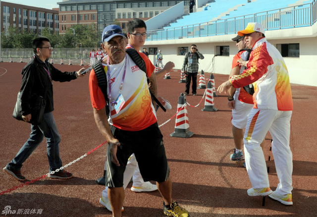 江苏女队教练麦克唐纳对北京队罢赛气愤