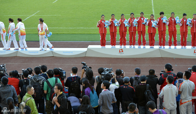 北京队员在颁奖仪式上准备提前退场