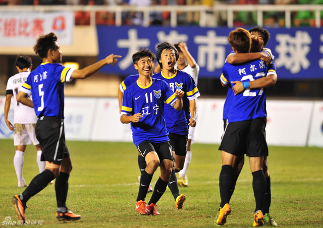 辽宁队球员庆祝进球