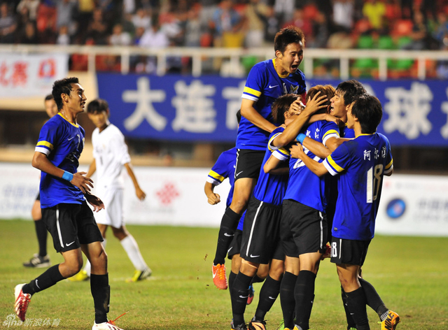 辽宁队球员在比赛中庆祝