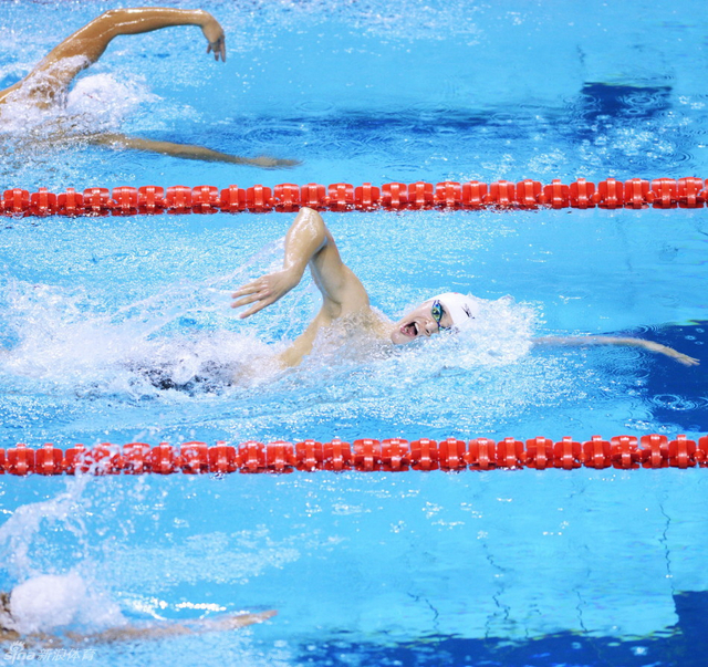 孙杨(右)在比赛中