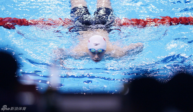 孙杨赛后游向池边