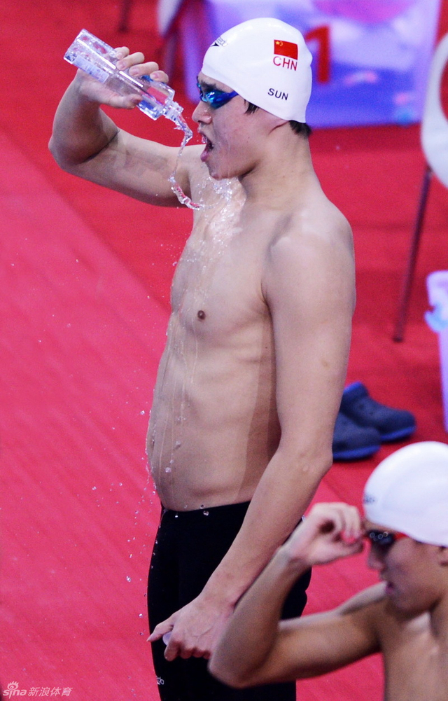 孙杨在比赛前热身