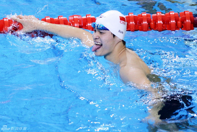 孙杨赛后吐舌头庆祝