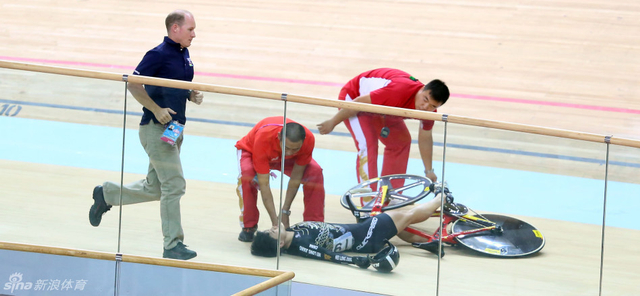 林俊红摔倒在赛道上