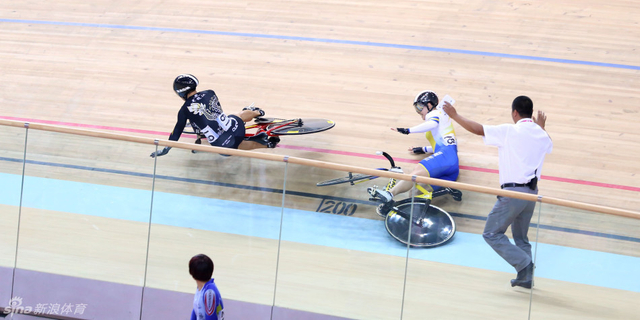 郭爽的自行车滑落与林俊红发生碰撞