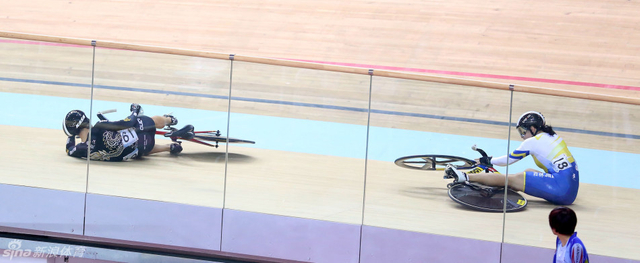 林俊红和选手郭爽碰撞后摔倒