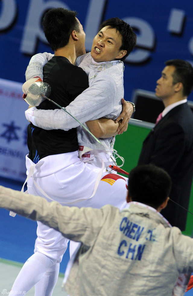 仲满与队友拥抱庆祝