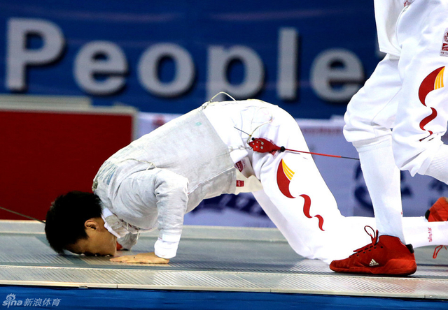 仲满在比赛获胜后深情地亲吻赛道