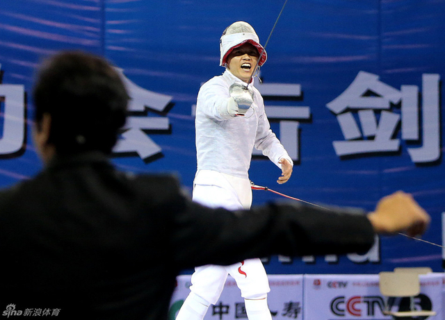 仲满在比赛中向观众致意