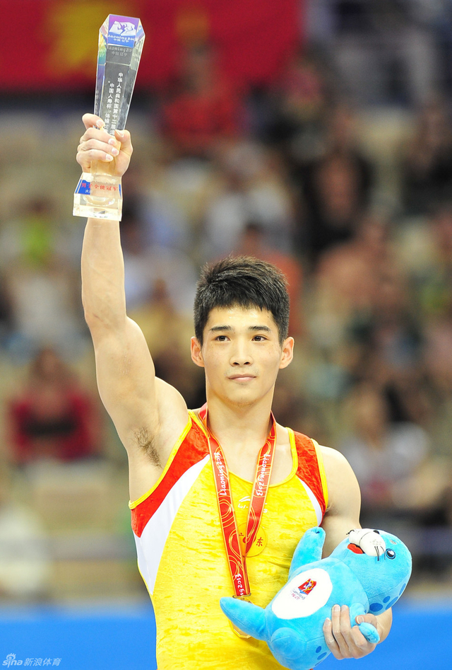 周施雄高举奖杯