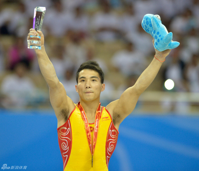 邓书弟在领奖台上