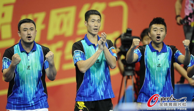 王励勤为队友鼓掌