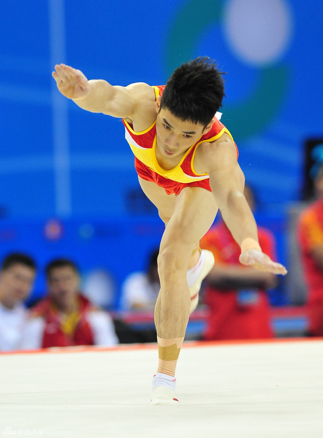 周施雄在自由体操比赛中