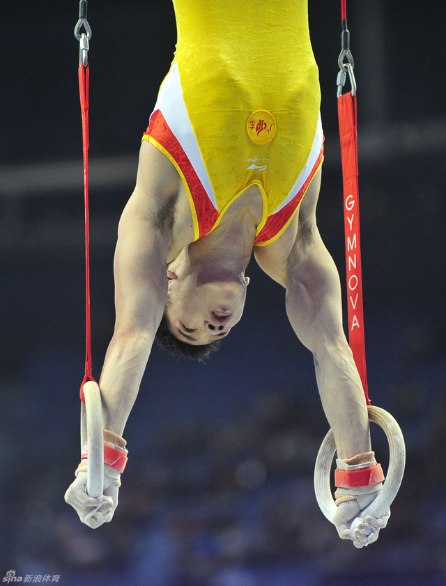 周施雄在吊环比赛中