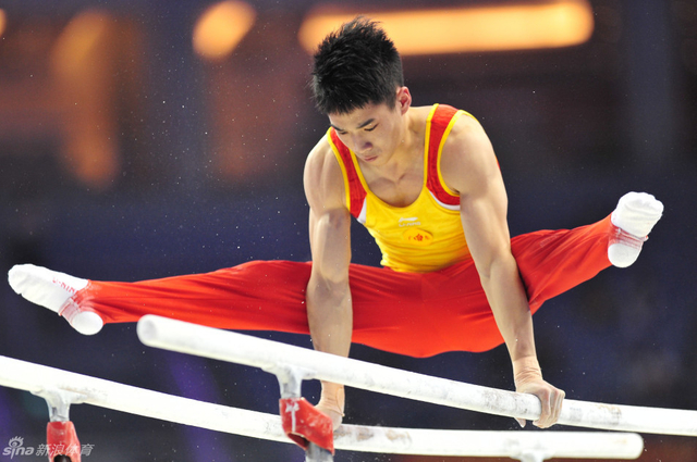 周施雄在双杠比赛中