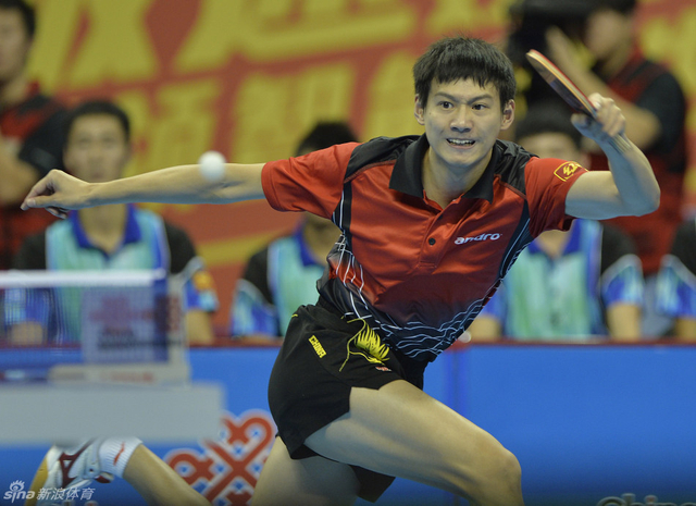 周雨在比赛中回球