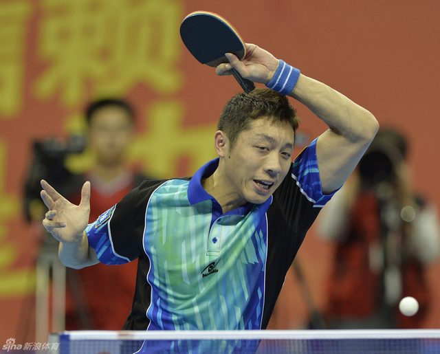 许昕在比赛中回球