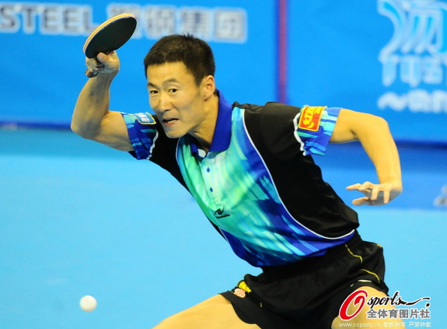 王励勤侧身击球