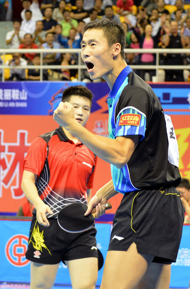 王励勤庆祝战胜解放军队球员樊振东