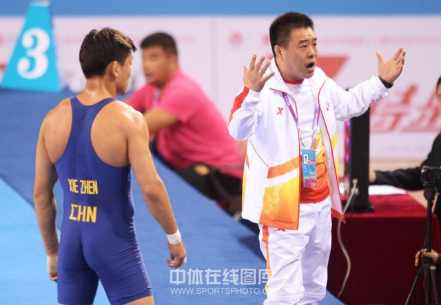 队员注视教练抗议