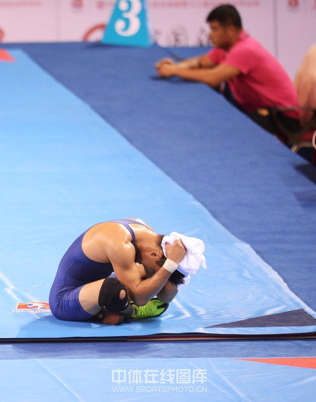 队员坐地遗憾抱头