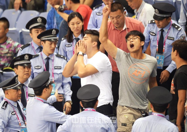 看台上有人急了