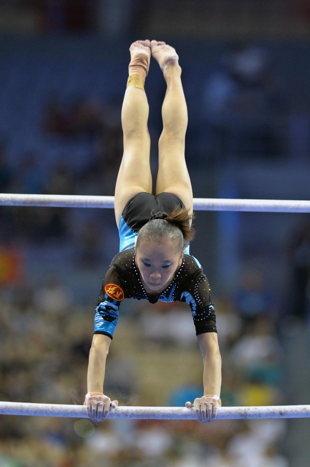 姚金男参加高低杠比赛