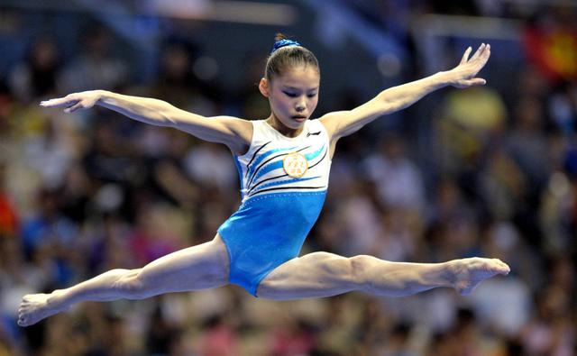 商春松参加平衡木比赛