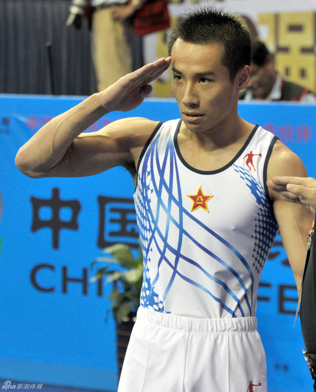 肖钦在比赛胜利后向观众行军礼