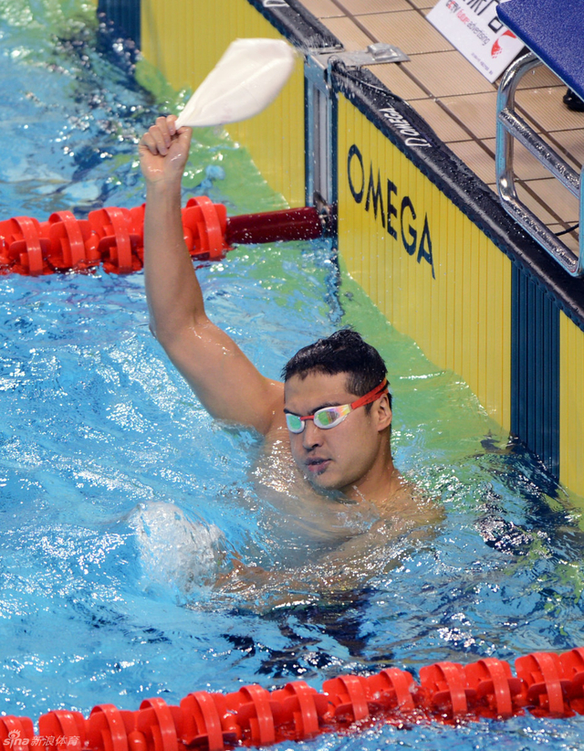 吴鹏挥舞泳帽庆祝