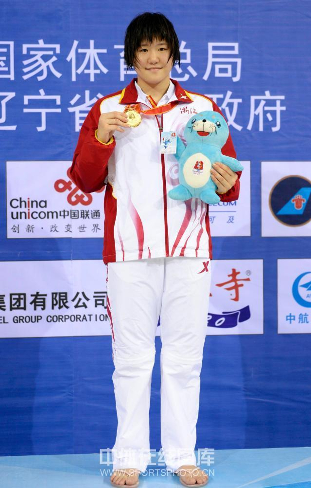 叶诗文展示金牌