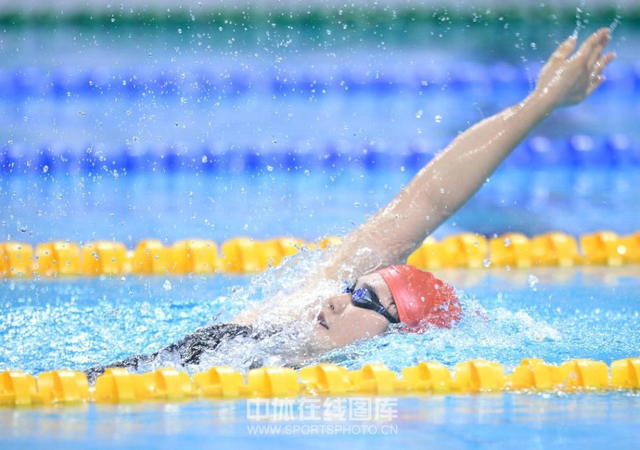 叶诗文仰泳泳姿