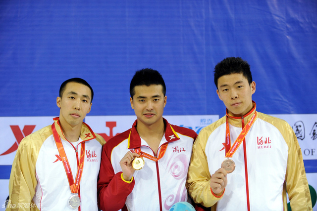 男子200米蝶泳举行颁奖仪式