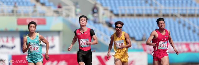 张培萌(左二)在比赛中