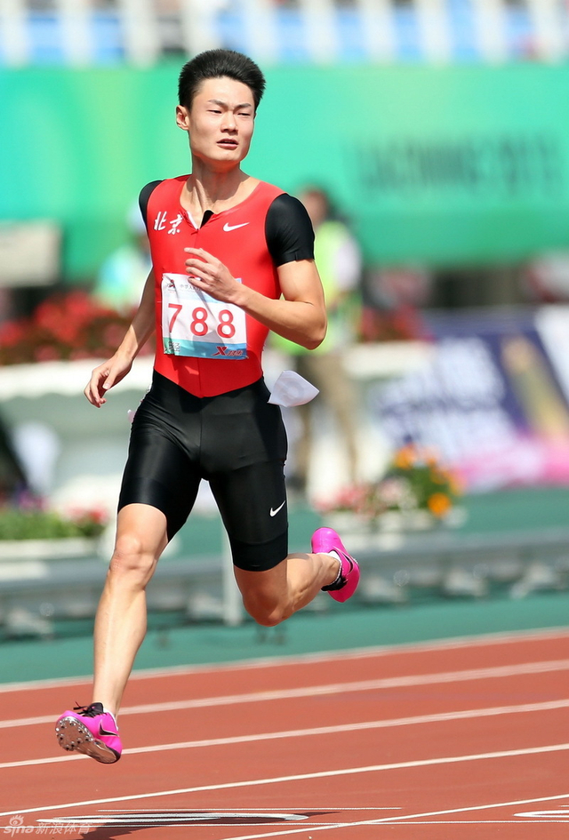 张培萌在比赛中冲过终点