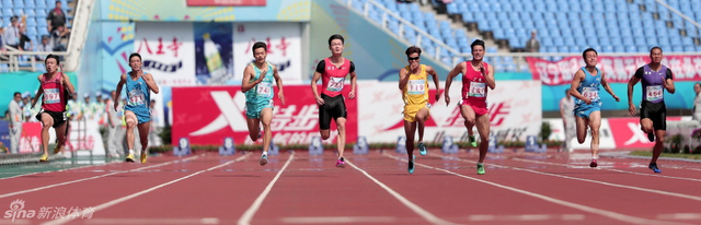 张培萌(左四)在比赛中