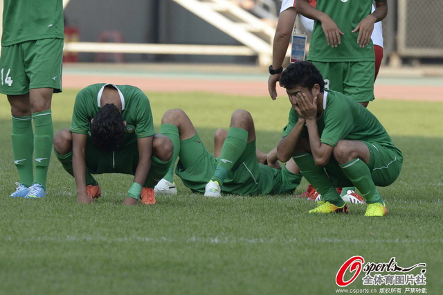 新疆队员瘫倒在地