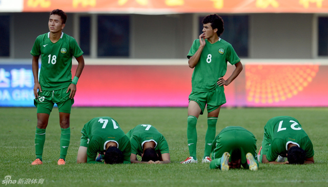 新疆队球员在失利后情绪低落