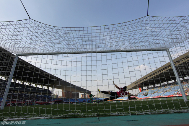 点球大战门将飞身扑球