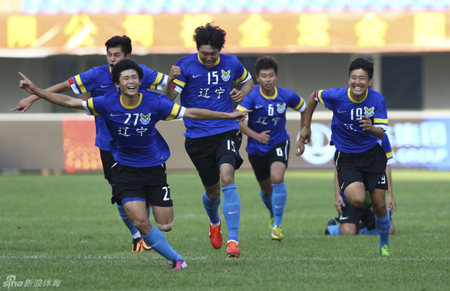 辽宁队兴奋狂奔