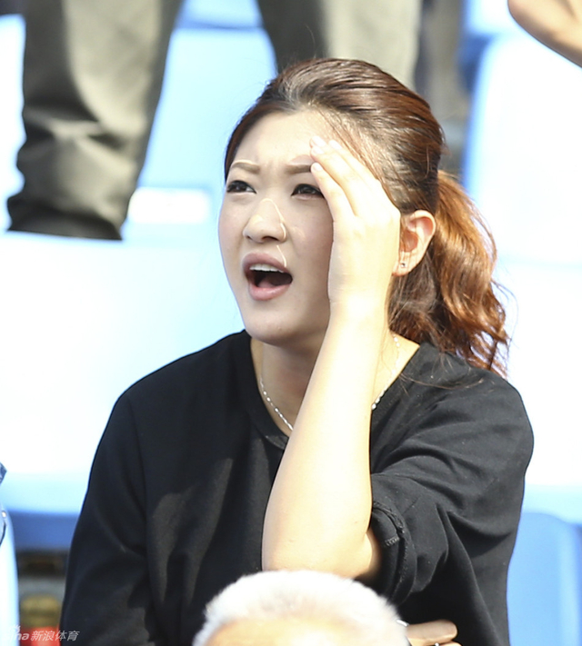 美女球迷关注球场